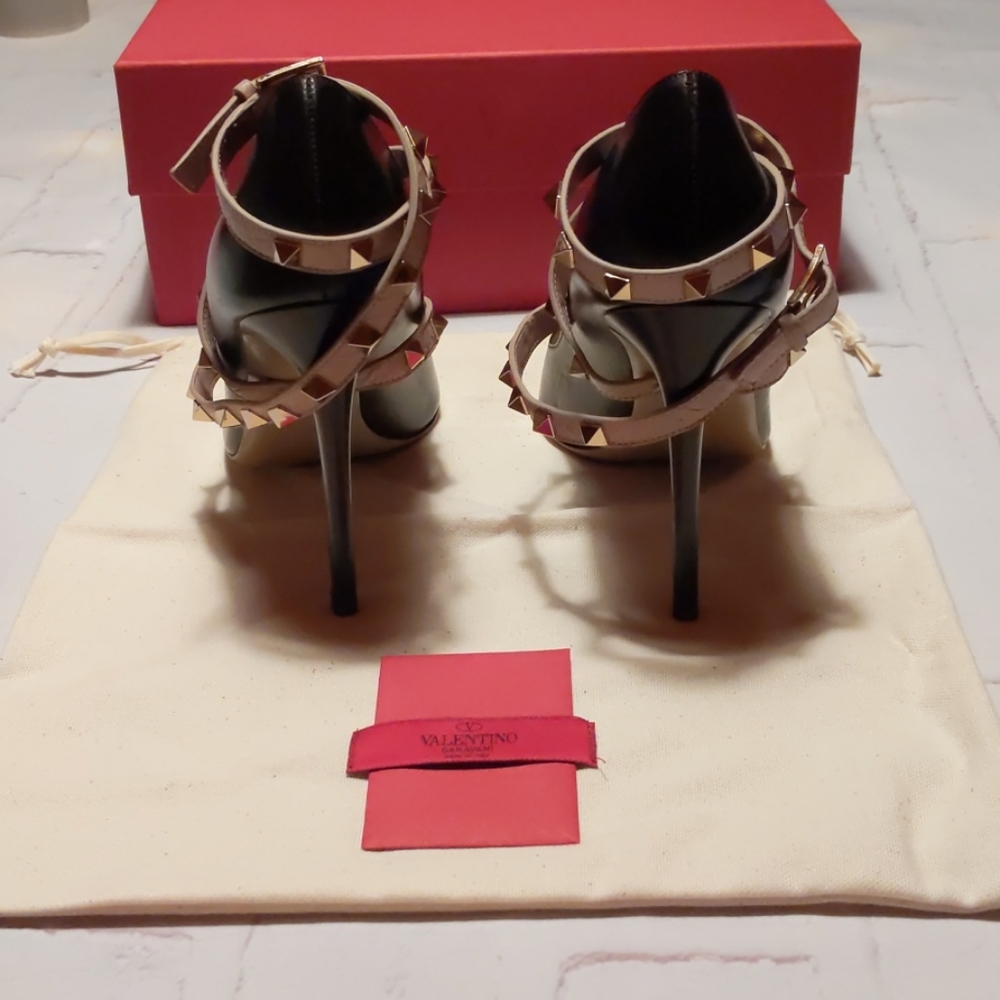 ๐ VALENTINO GARAVANI Rockstud Studwrap Pumps - Picture 9 of 13
